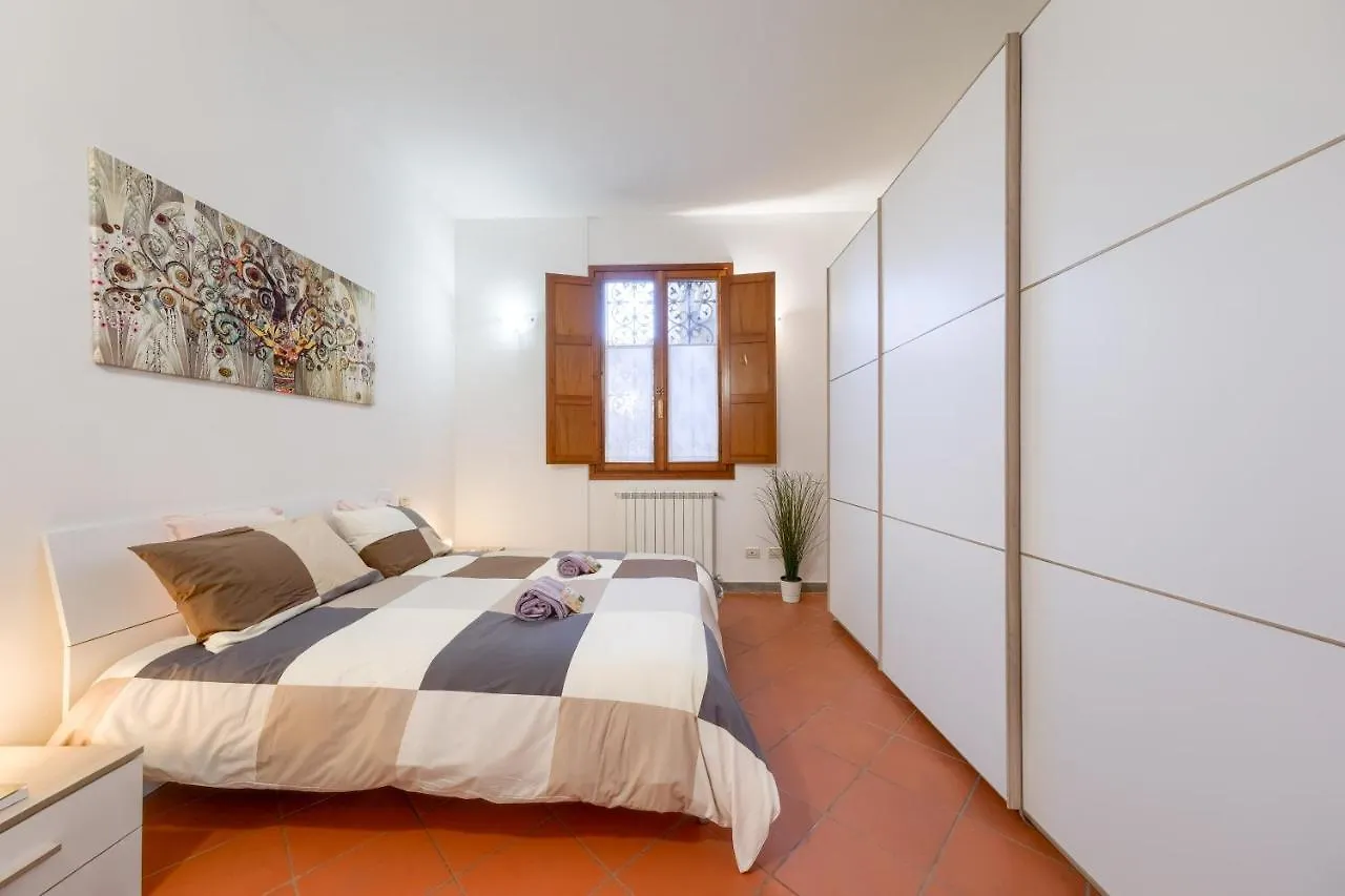 Le Cure Large Apt, 6+1 Beds. Center 15 Min Far By Bus. Apartment Florence