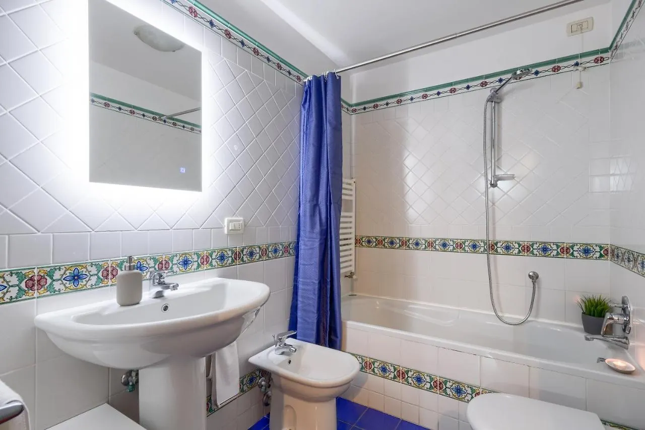 Le Cure Large Apt, 6+1 Beds. Center 15 Min Far By Bus. Apartment Florence