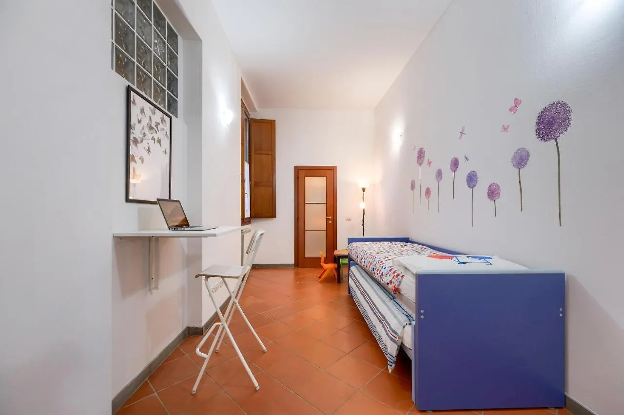 Le Cure Large Apt, 6+1 Beds. Center 15 Min Far By Bus. Apartment Florence