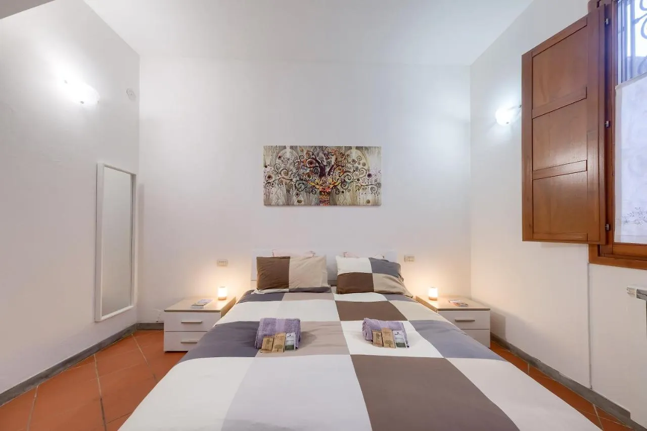 Le Cure Large Apt, 6+1 Beds. Center 15 Min Far By Bus. Apartment Florence